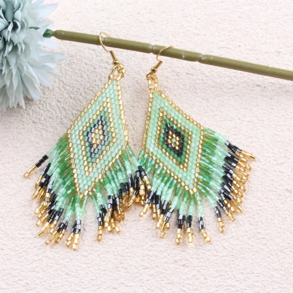 🆕️ Elegant Gold and Green Beaded Earrings - Picture 4 of 5